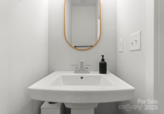 bathroom featuring a sink