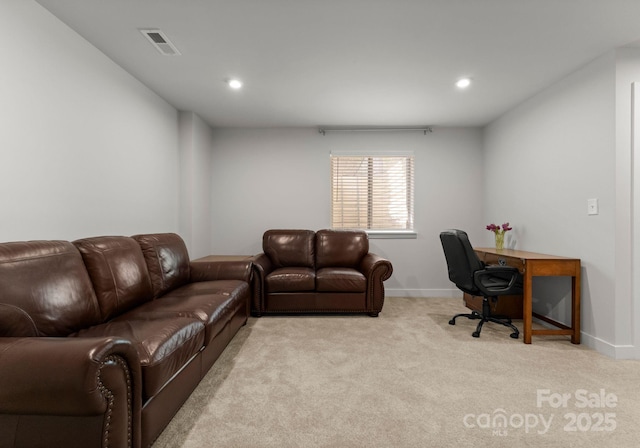 living area with carpet floors, baseboards, visible vents, and recessed lighting