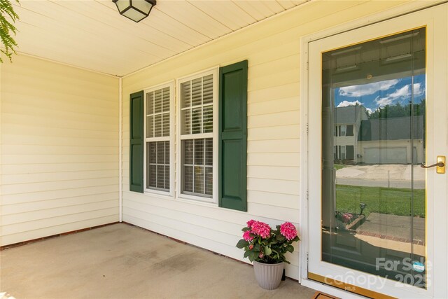 property entrance featuring a porch