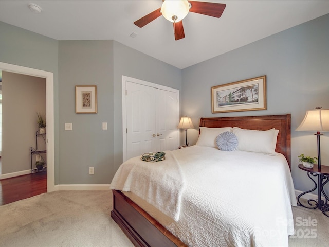 bedroom featuring baseboards, a ceiling fan, carpet, and a closet