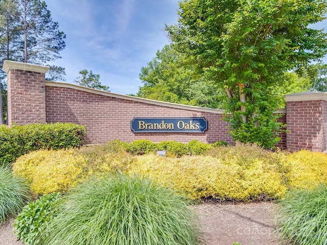 view of community / neighborhood sign