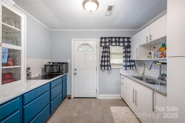 kitchen with a sink, black electric cooktop, open shelves, tasteful backsplash, and visible vents