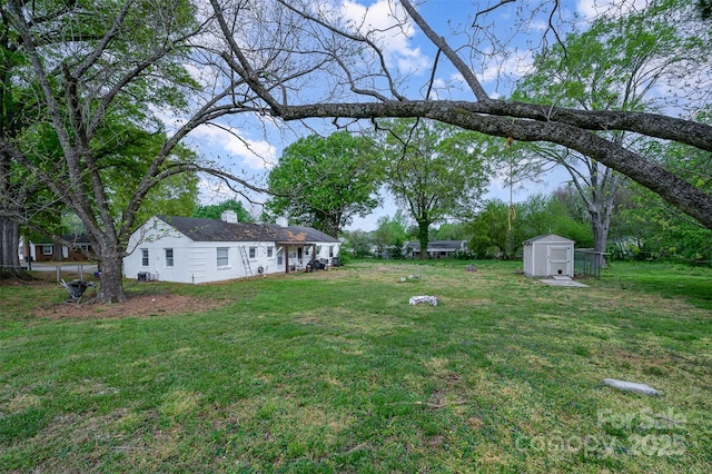 view of yard featuring a storage unit and an outdoor structure