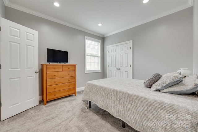 carpeted bedroom featuring recessed lighting, ornamental molding, baseboards, and a closet