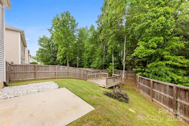view of yard featuring a patio area