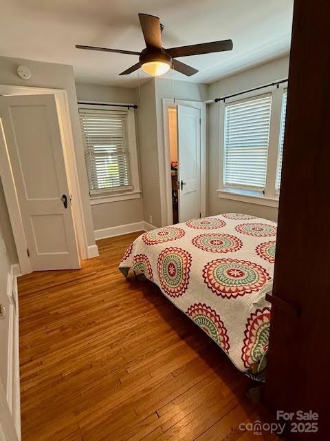 bedroom featuring light wood-style flooring, baseboards, and ceiling fan