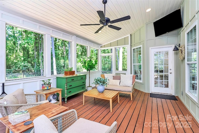 sunroom with ceiling fan