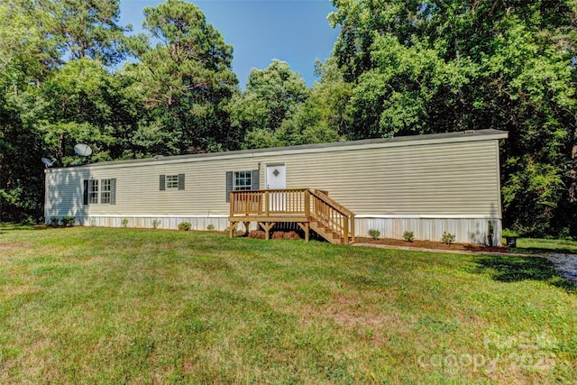 view of front of property featuring a wooden deck and a front lawn