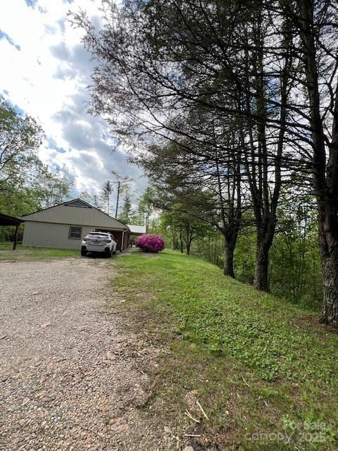 view of yard with driveway