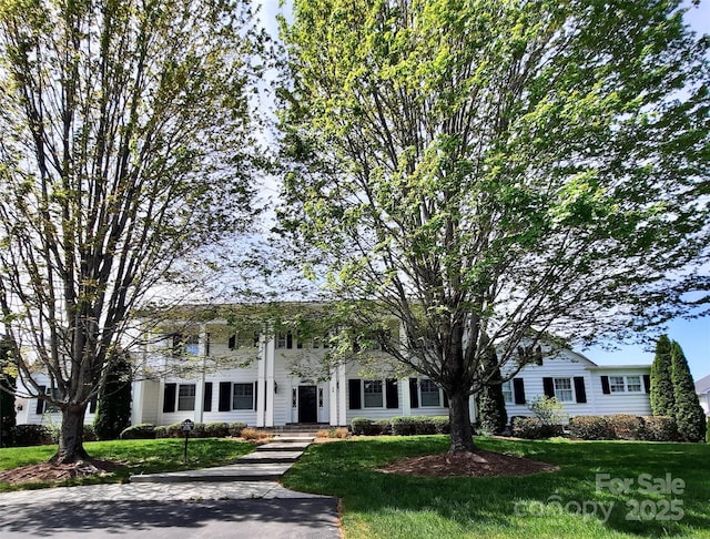 view of front of house with a front lawn
