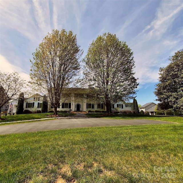 view of front facade featuring a front yard