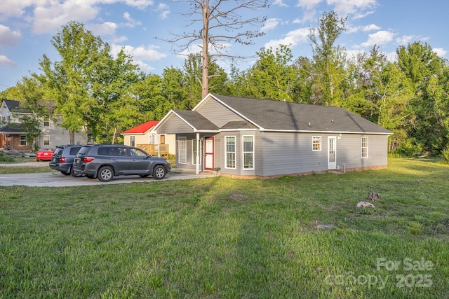 ranch-style house featuring a front yard