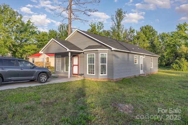 ranch-style house featuring a front yard