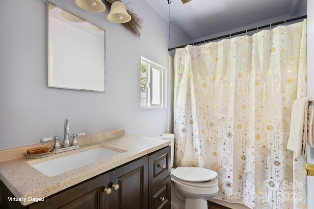 full bath featuring ornamental molding, toilet, a shower with curtain, and vanity