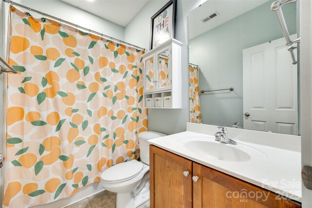 full bath featuring vanity, a shower with shower curtain, toilet, and visible vents