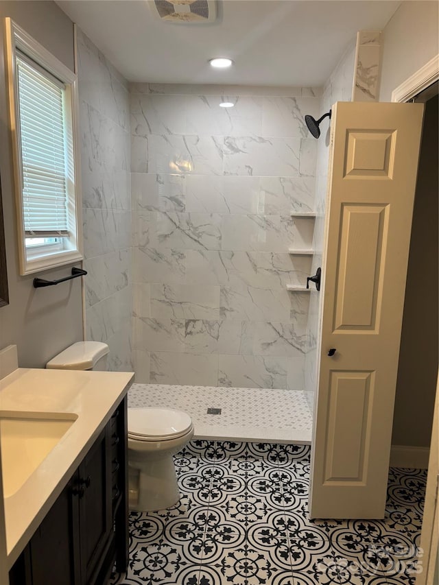 full bath featuring vanity, toilet, recessed lighting, and tiled shower