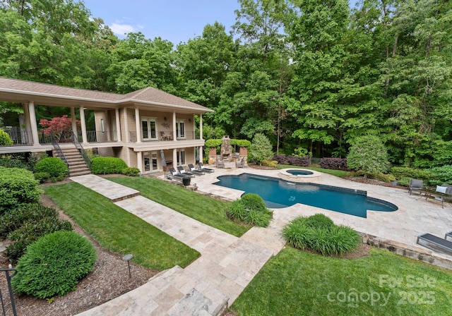 2915 Cutter Ct, Waxhaw, NC 28173 - swimming pool with an in-ground hot tub, stairway, a patio, and a lawn