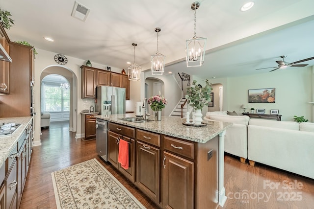 16507 Palisades Commons Dr, Charlotte, NC 28278 - kitchen with arched walkways, stainless steel appliances, a sink, ceiling fan, and recessed lighting
