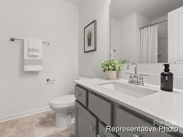 full bath with toilet, a shower with curtain, vanity, and baseboards