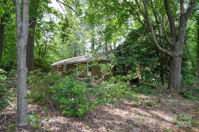 view of yard with a forest view