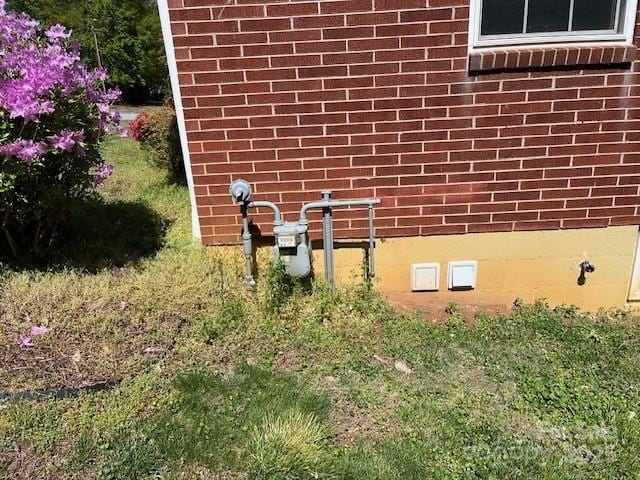 323 Hibriten Dr SE, Lenoir, NC 28645 - details with brick siding, crawl space, and gas meter
