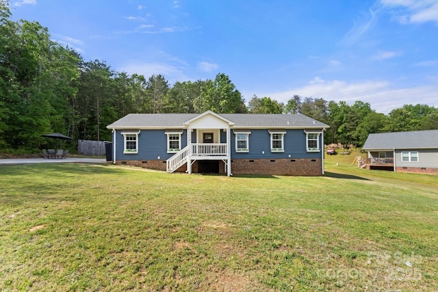 view of front facade featuring crawl space, fence, a shingled roof, and a front lawn