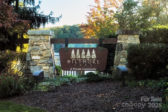 view of community / neighborhood sign