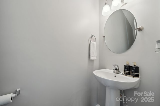 bathroom featuring a sink