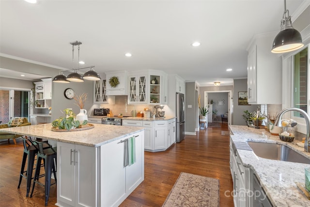 530 Bonita Dr, Landis, NC 28088 - kitchen featuring stainless steel appliances, a sink, crown molding, white cabinetry, and decorative backsplash