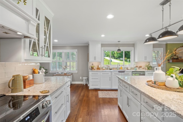530 Bonita Dr, Landis, NC 28088 - kitchen with stainless steel appliances, a sink, crown molding, tasteful backsplash, and white cabinetry