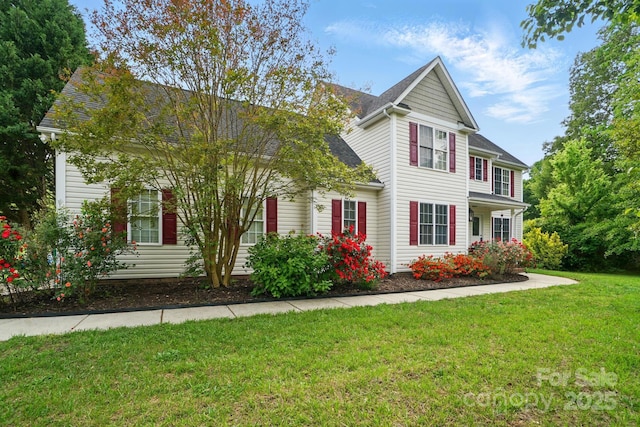 view of front facade featuring a front yard