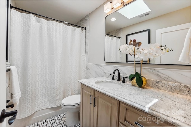 115 Forestcliff Ct NE, Concord, NC 28025 - full bathroom featuring a skylight, toilet, vanity, and shower / tub combo