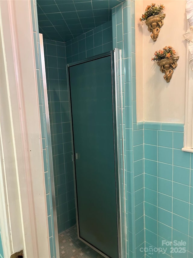 bathroom featuring a tile shower