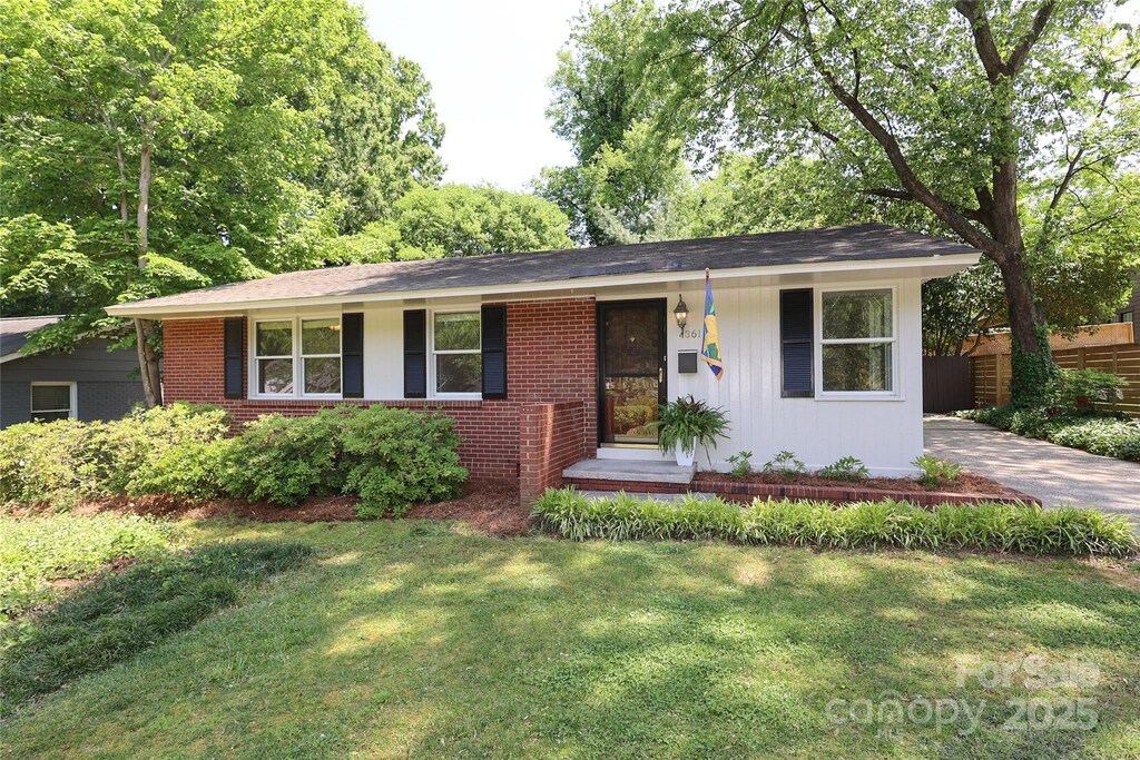 4361 Applegate Rd, Charlotte, NC 28209 - ranch-style home featuring fence, brick siding, and a front yard