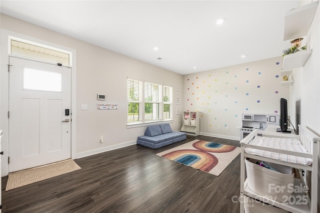interior space with dark wood-style flooring, baseboards, and recessed lighting