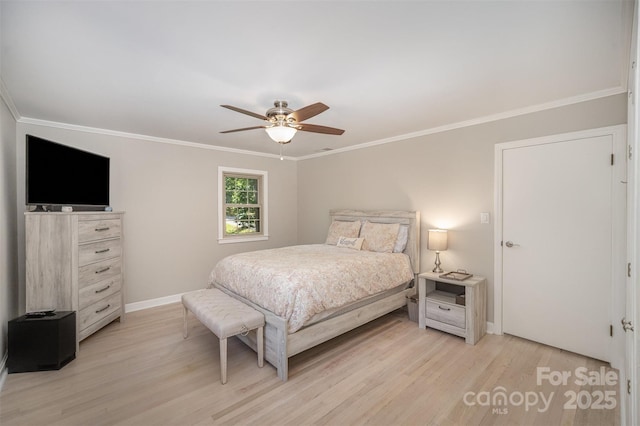 bedroom featuring light wood-style floors, baseboards, crown molding, and ceiling fan