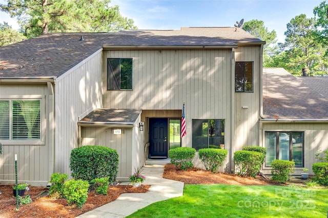 173 Greenridge Rd, Lake Wylie, SC 29710 - view of front of house featuring a shingled roof and a front lawn