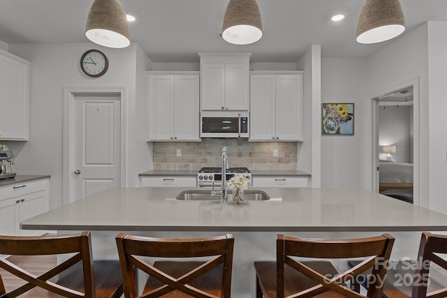 7620 Porrera St, Charlotte, NC 28214 - kitchen featuring a sink, white microwave, and a kitchen bar