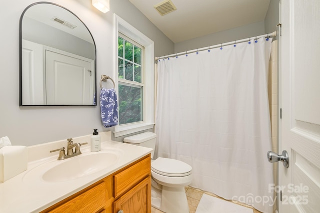 full bath featuring tile patterned flooring, toilet, vanity, and a shower with curtain