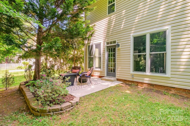 view of grassy yard featuring a patio