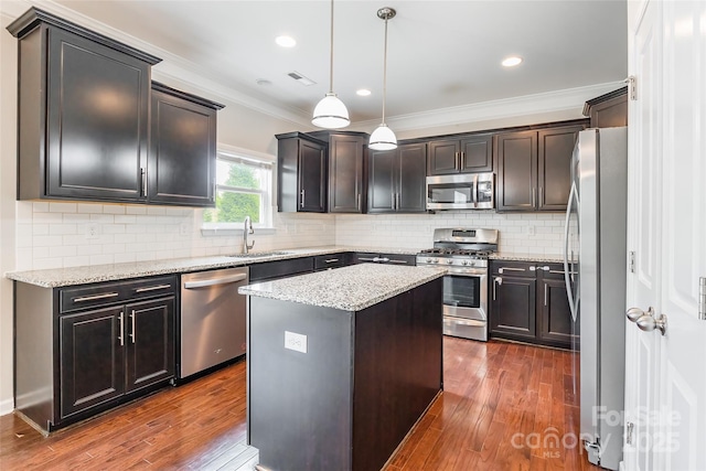 kitchen with visible vents, crown molding, appliances with stainless steel finishes, a sink, and dark wood-style floors