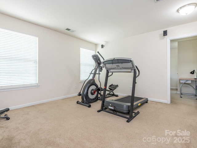 workout room featuring carpet flooring, visible vents, and baseboards