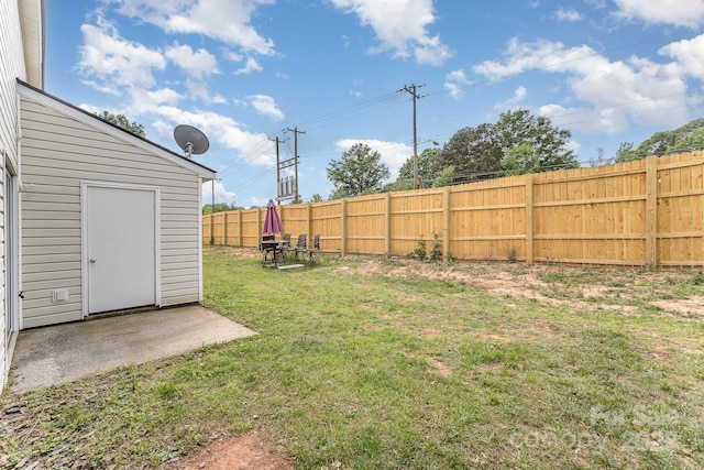 view of yard featuring a fenced backyard