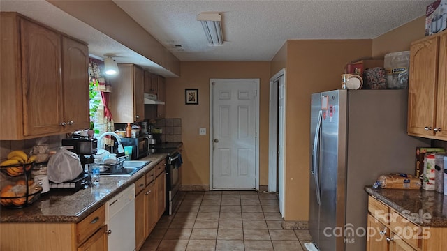 8524 Stoneman Pl, Charlotte, NC 28217 - kitchen featuring black / electric stove, stainless steel refrigerator with ice dispenser, dishwasher, a sink, and under cabinet range hood