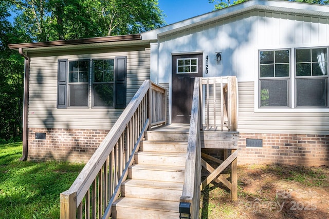 property entrance featuring crawl space