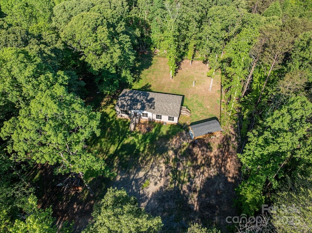 birds eye view of property featuring a forest view