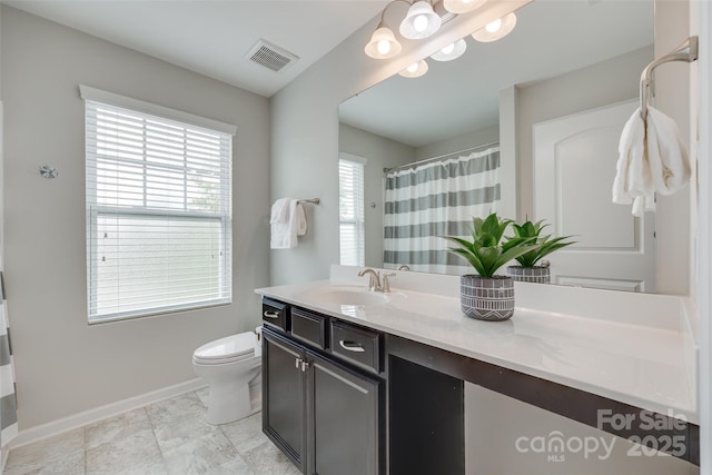 full bath featuring vanity, toilet, baseboards, curtained shower, and visible vents