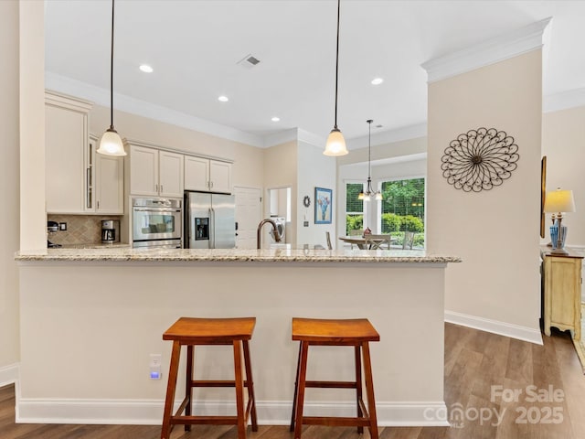 kitchen with stainless steel appliances, dark wood finished floors, crown molding, and visible vents