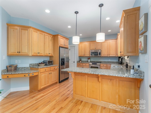kitchen with a sink, a peninsula, stainless steel appliances, recessed lighting, and light wood-style flooring