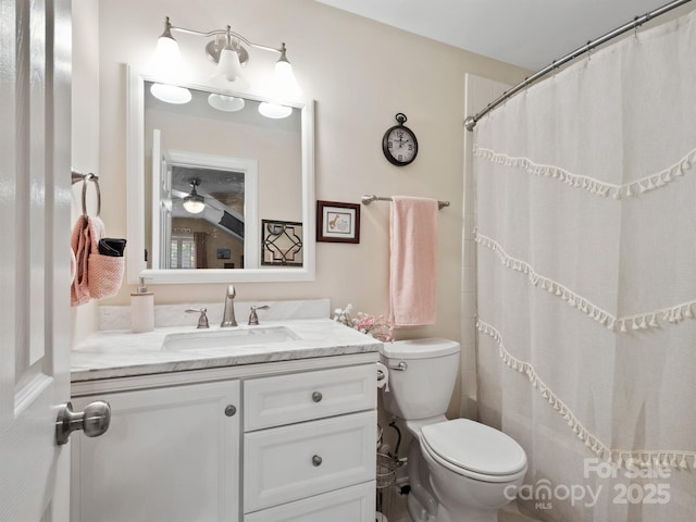 full bath with vanity, ceiling fan, curtained shower, and toilet